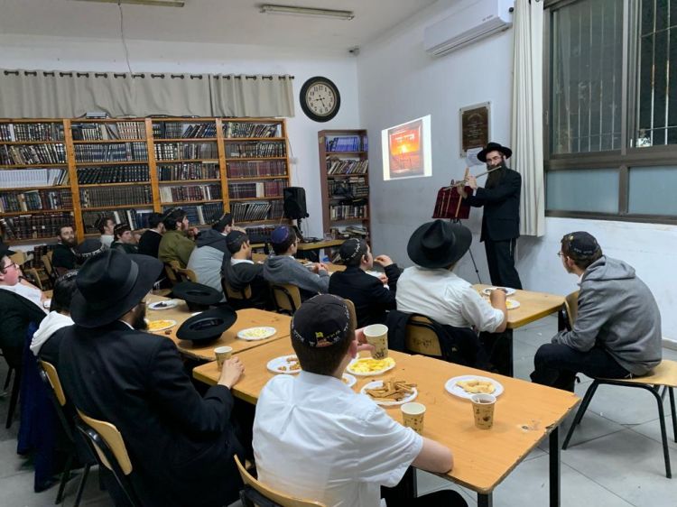 הרב לב לייבמן: סדנת ניגונים בישיבת חח"ל נצרת עילית